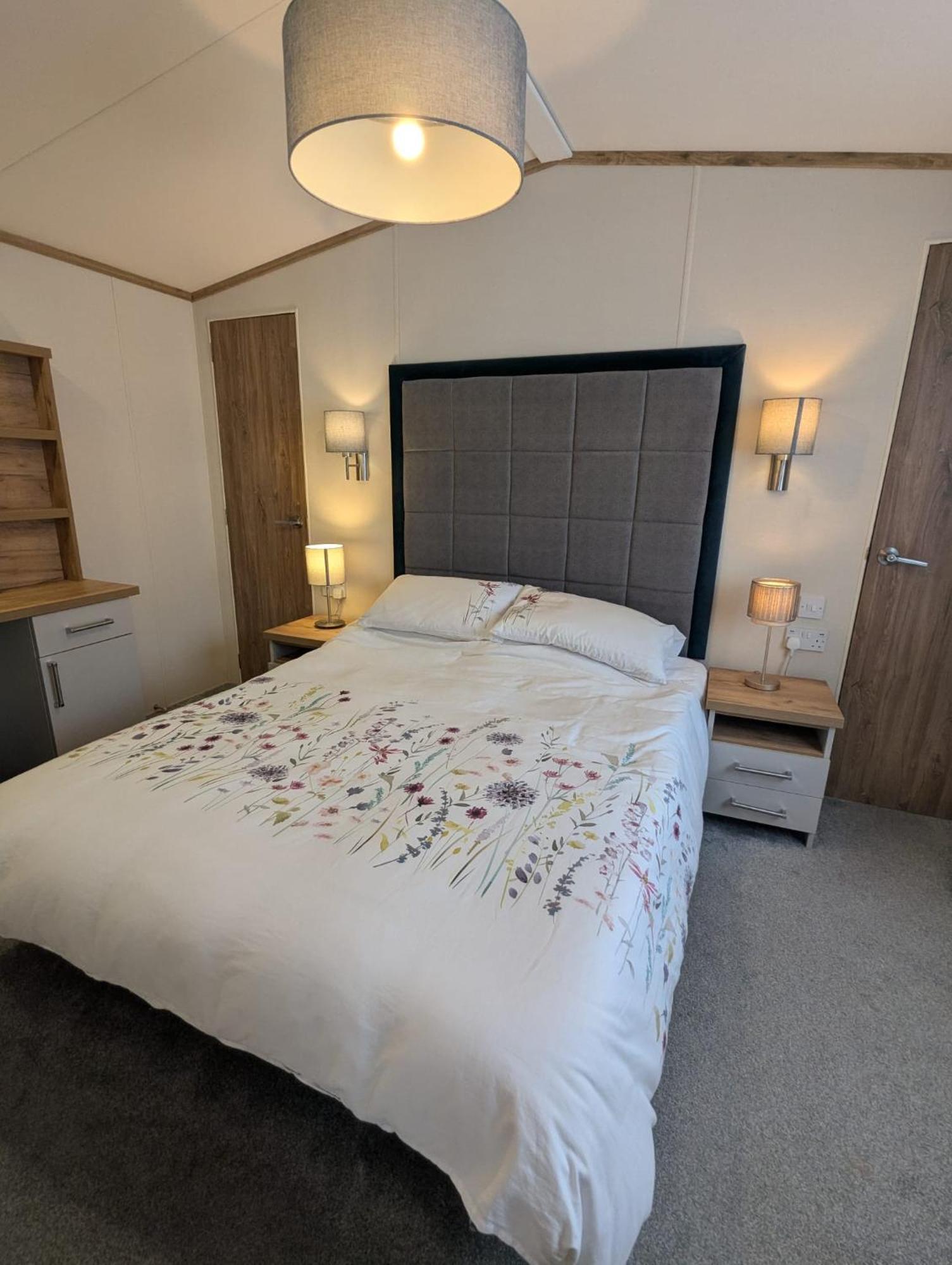 Spacious Comfortable Holiday Home With Unique Layout On 5 Star Shorefield Holiday Park Milford on Sea Exterior photo