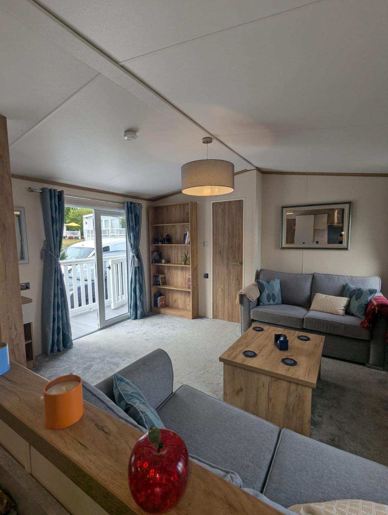 Spacious Comfortable Holiday Home With Unique Layout On 5 Star Shorefield Holiday Park Milford on Sea Exterior photo